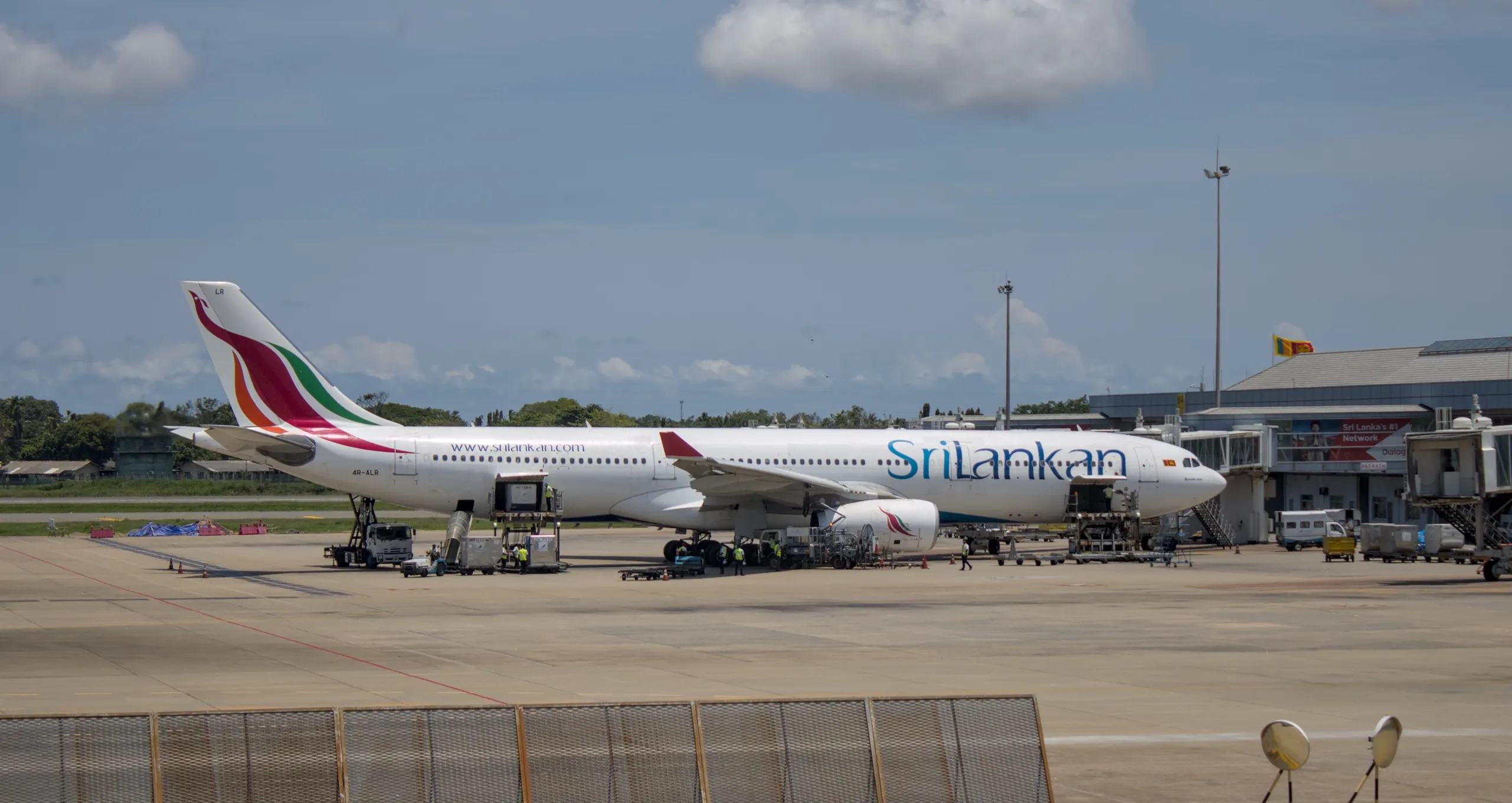 SriLankan Airlinesi Airbus A330 Colombo Bandaranaike lennujaama terminali ees