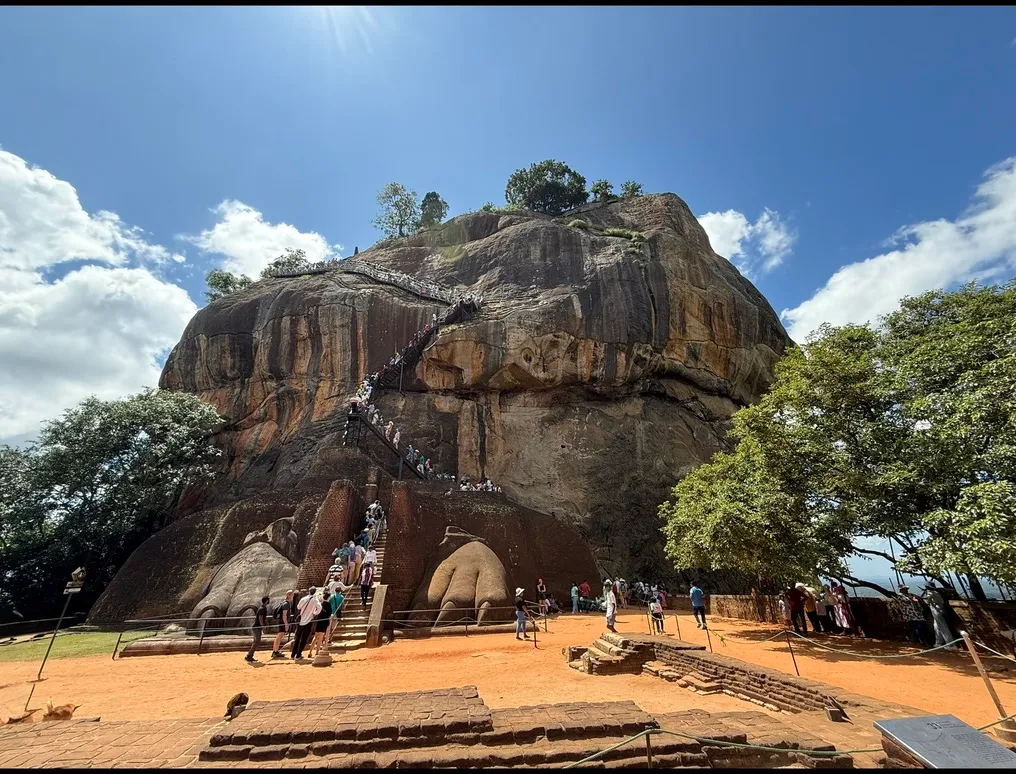 Sigiriya kaljulinnus tasandiku kohal, jalamil lõvikäpad ja trepp, mida mööda külastajad üles ronivad