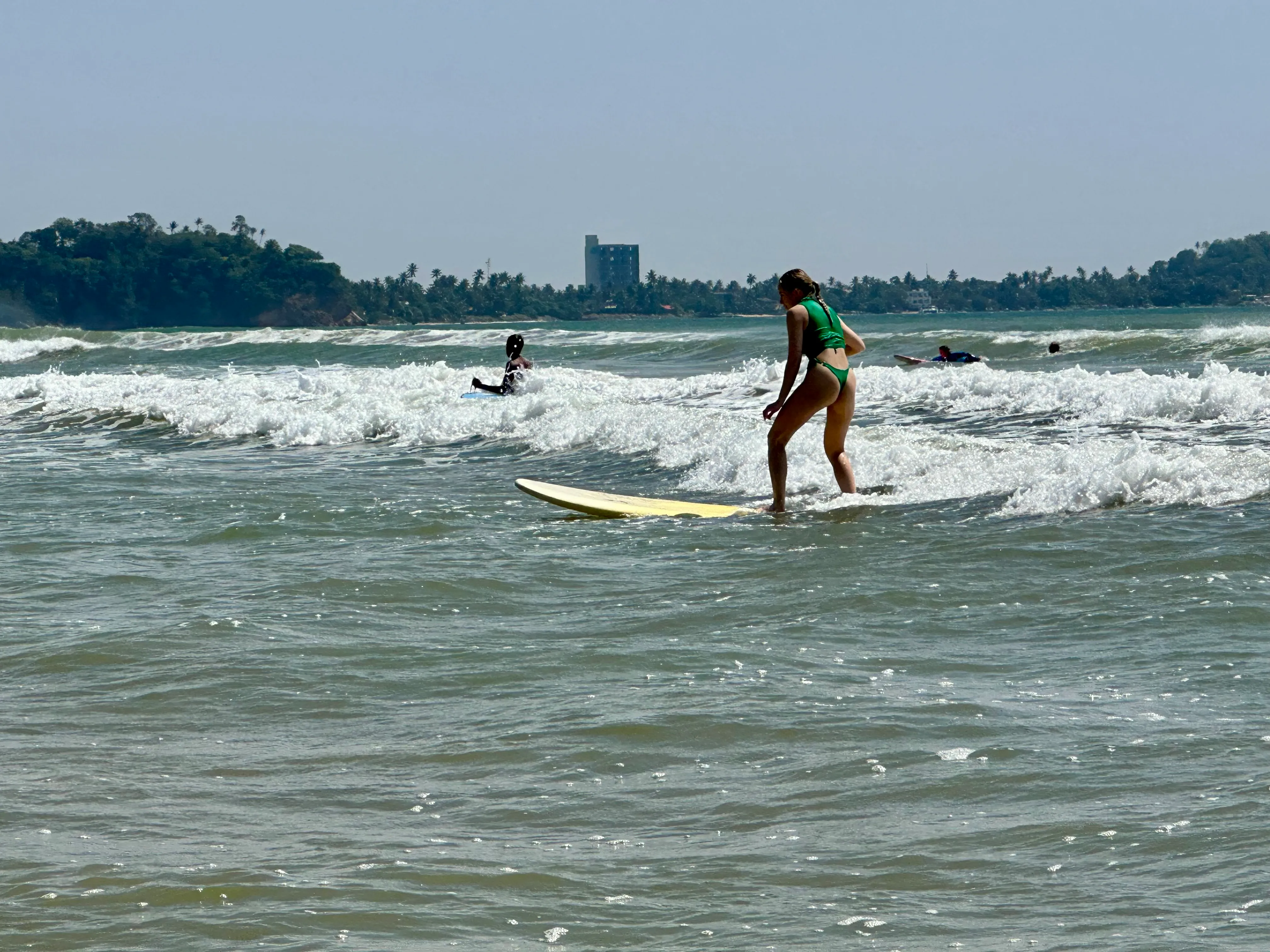 Surfar lainelauaga Weligama lahe madalvees