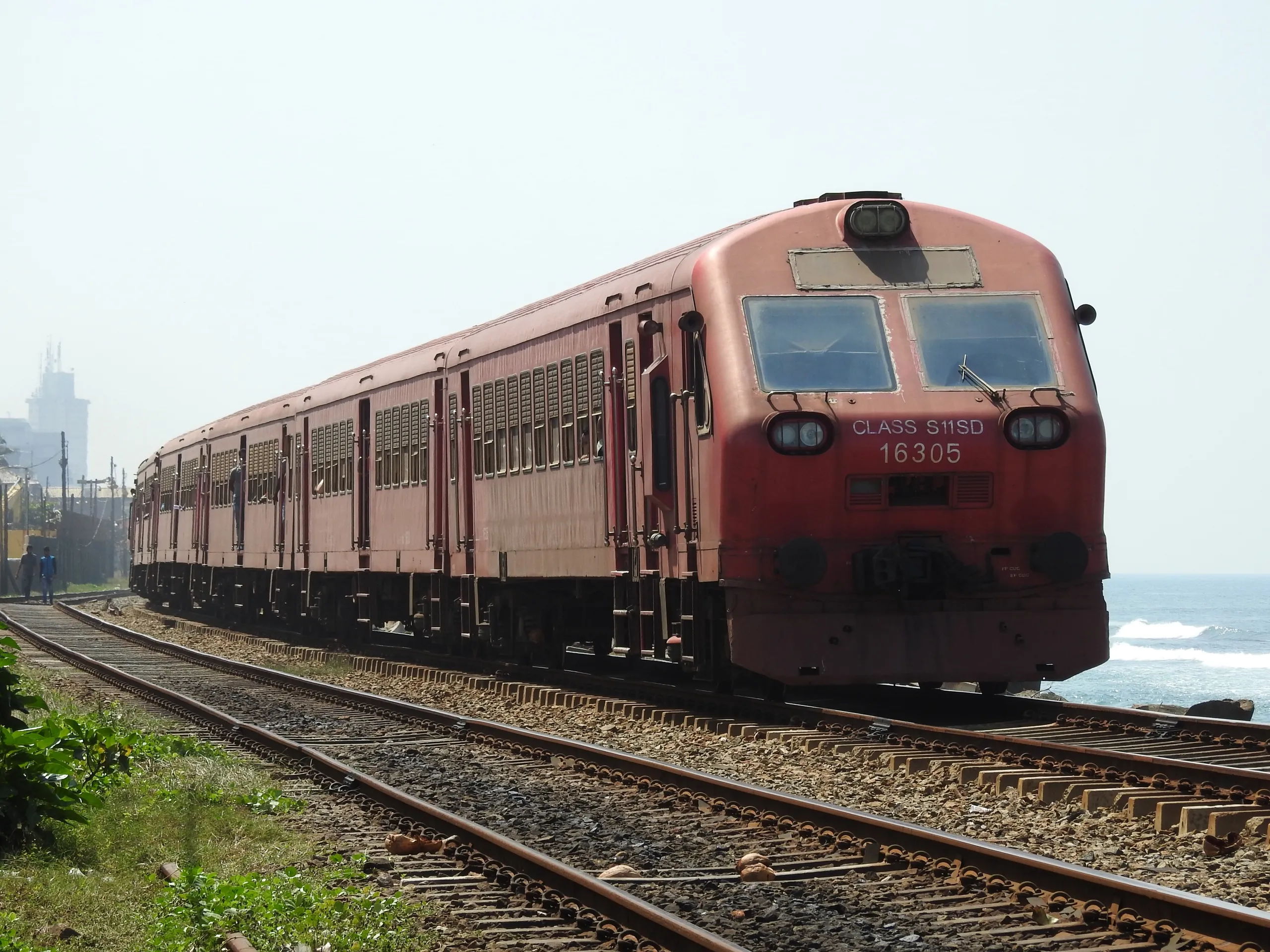 Punane Sri Lanka Railwaysi rannikurong väljumas Kollupitiya jaamast Colombos, kohe kõrval ookean