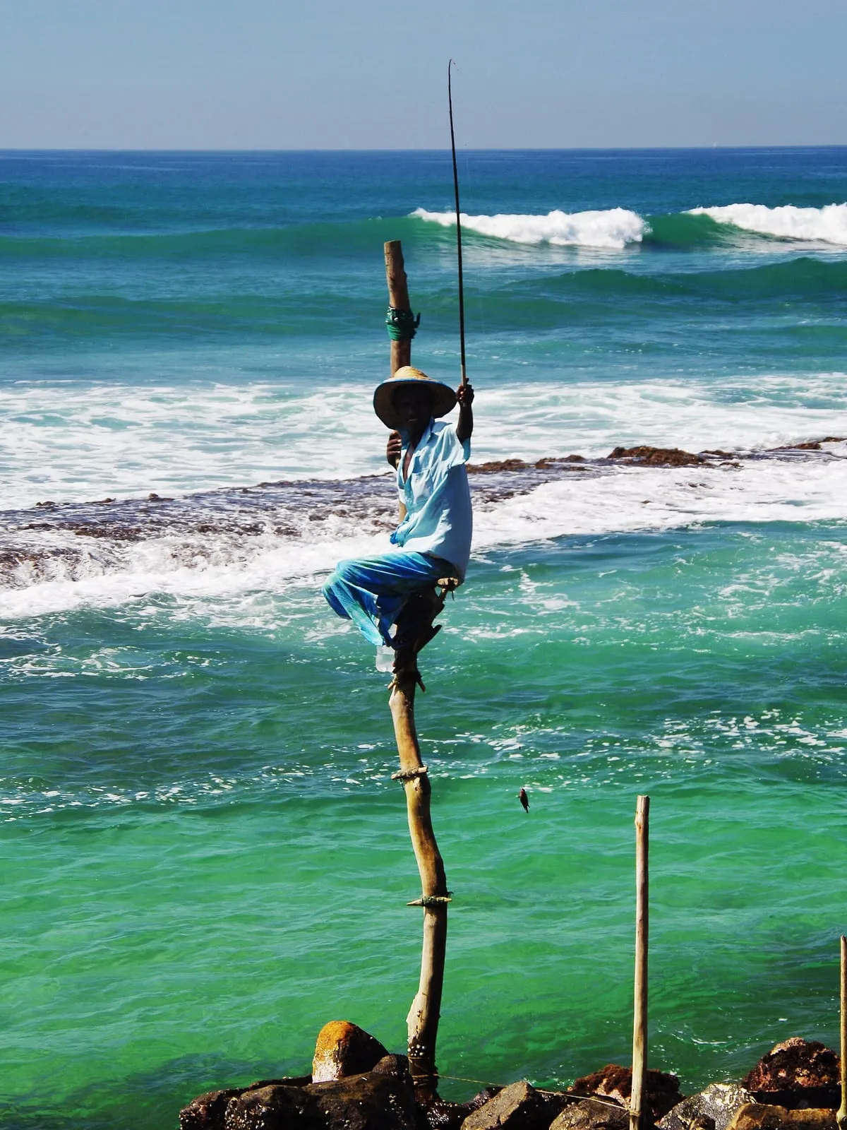 Vaikalastaja oma postil Weligama rannikul
